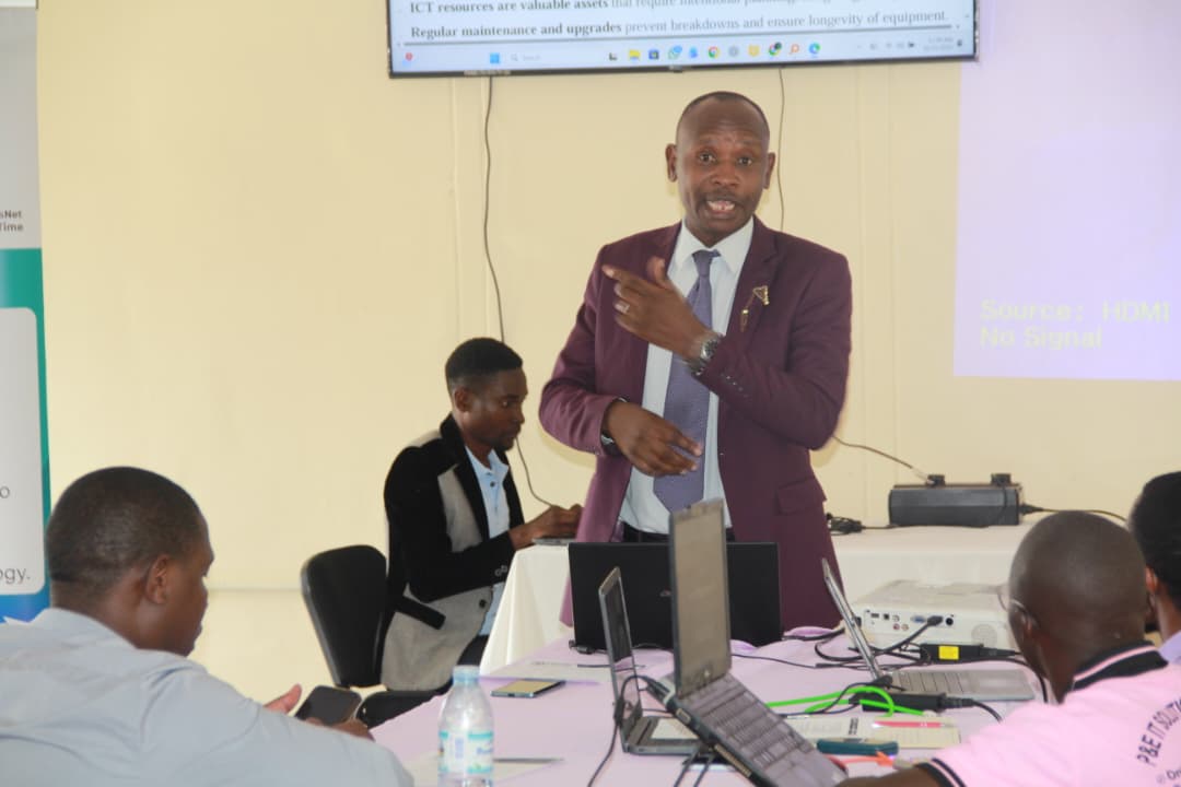 Expert trainer guiding a digital training workshop